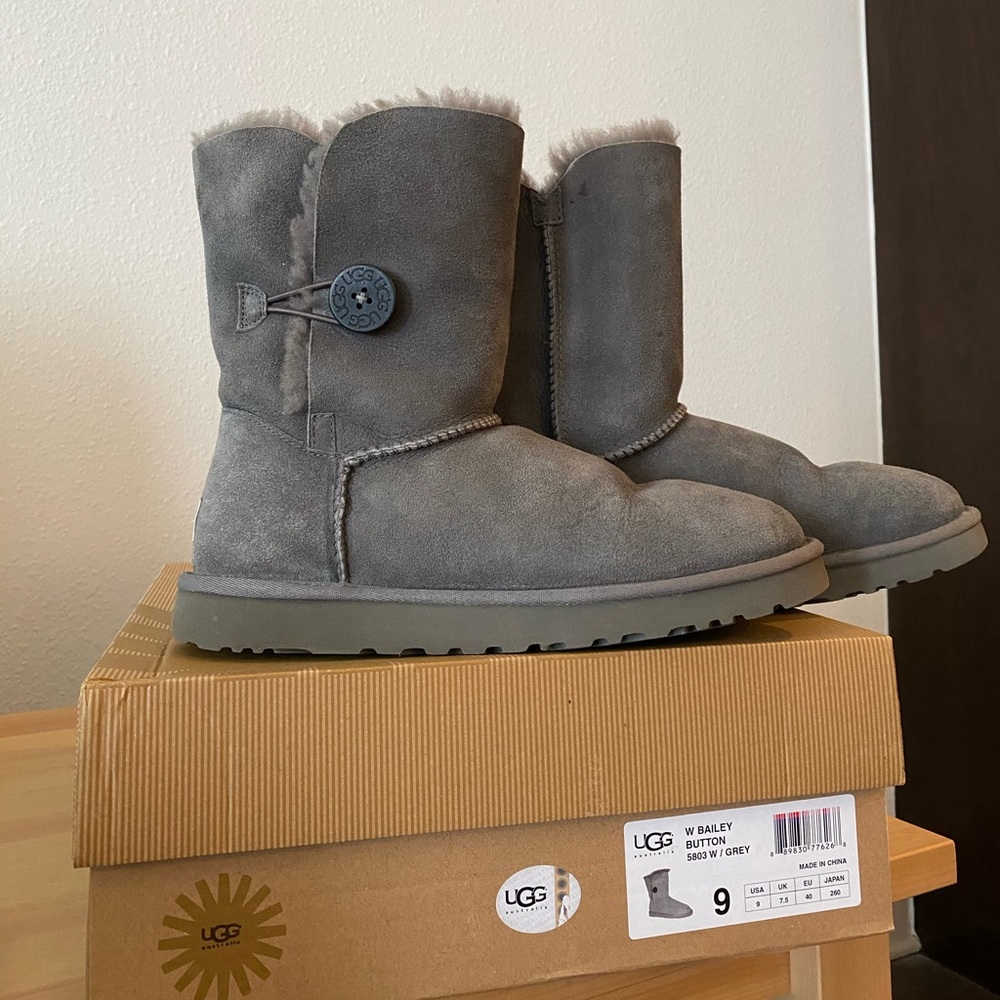 EUC UGG Bailey Button Boots Size 9